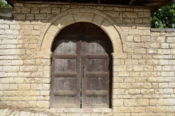 Ξύλινη Πόρτα Πέτρινο Τοίχο Στο Μπεράτ Της Αλβανίας — Φωτογραφία Αρχείου