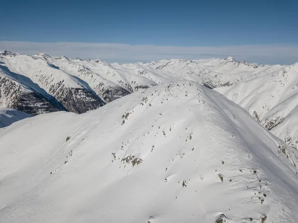 斯威斯阿尔卑斯山雪盖山顶的空中景观 — 图库照片