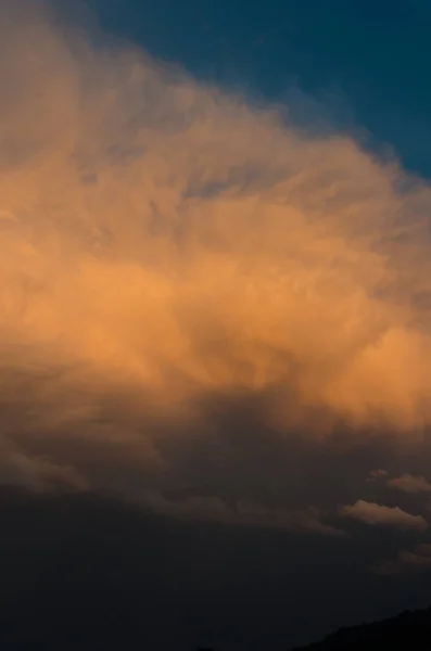 Nubi Drammatiche Temporale Alla Luce Del Sole Arancione Tramonto Sulla — Foto Stock