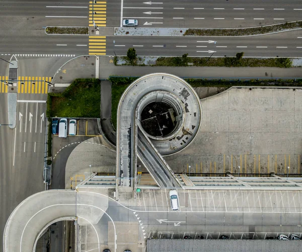 Légi Kilátás Tetőtéri Parkoló Spirál Rámpa Autók Utcai Ipari Terület — Stock Fotó