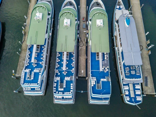 Limandaki Yolcu Feribotunun Hava Görüntüsü Niş Yapan Gemiler — Stok fotoğraf