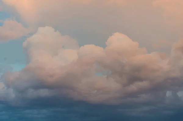 Δραματικά Σύννεφα Καταιγίδας Στο Πορτοκαλί Ηλιακό Φως Ηλιοβασίλεμα Βράδυ Του — Φωτογραφία Αρχείου