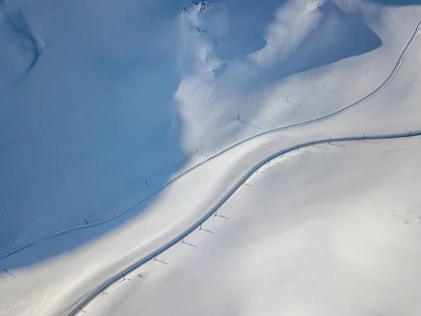 Vedere Aeriană Căilor Ferate Prin Peisajul Acoperit Zăpadă Din Elveția — Fotografie, imagine de stoc