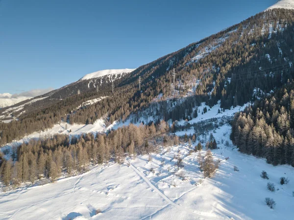 Vedere Aeriană Văii Acoperite Zăpadă Pădure Cale — Fotografie, imagine de stoc