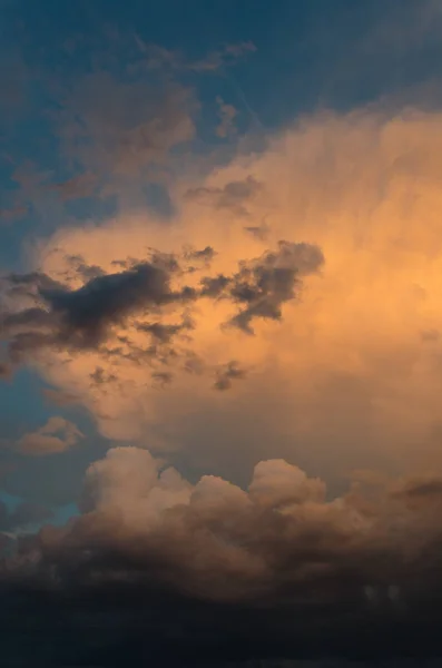 Nubi Drammatiche Temporale Alla Luce Del Sole Arancione Tramonto Sulla — Foto Stock