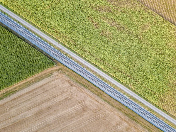 Luchtfoto Van Rechte Spoorlijnen Door Landbouwgrond — Stockfoto