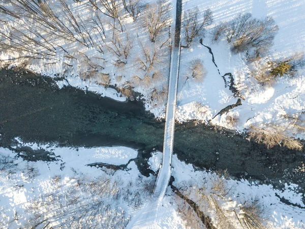 Vista Aérea Ponte Sobre Rio Que Flui Através Neve — Fotografia de Stock