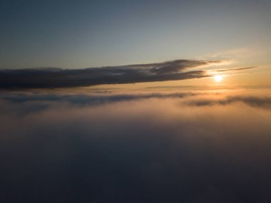 Turuncu güneş ışığında dramatik fırtına bulutları. Yaz akşamında gün batımı.