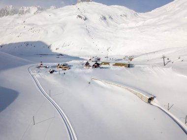 İsviçre 'deki kayak merkezinin hava manzarası