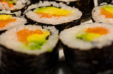 Tabakta suşi, Japon yemeği.