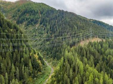 İsviçre 'nin dağlık bölgesindeki elektrik hattı direğinin hava görüntüsü