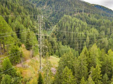 İsviçre 'nin dağlık bölgesindeki elektrik hattı direğinin hava görüntüsü