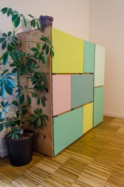 Giysiler için renkli kapıları olan şarap kutularından yapılmış ev yapımı dolap.