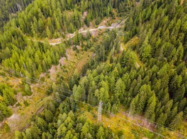 İsviçre 'nin dağlık bölgesindeki elektrik hattı direğinin hava görüntüsü