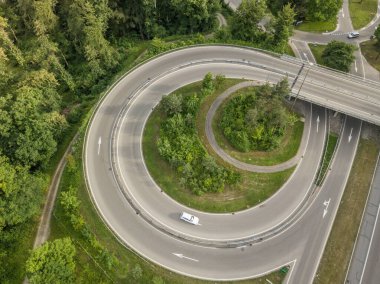Otobanı bağlayan yuvarlak yolun havadan görüntüsü