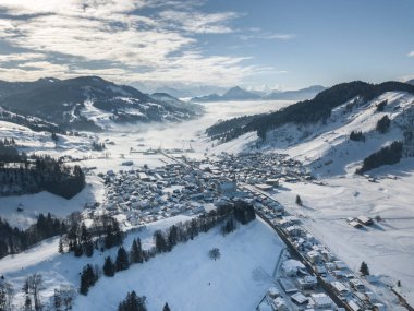 İsviçre 'nin karla kaplı kentindeki hava manzarası.