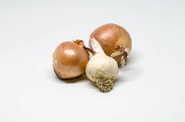 Beyaz arkaplanda soğan ve sarımsak