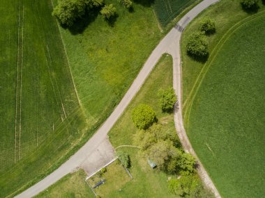 Tarlalardan geçen yolun havadan görüntüsü