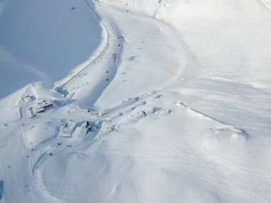 İsviçre 'deki kayak merkezinin hava manzarası