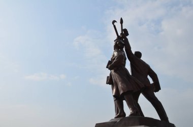 Şehrin arka planında güzel bir heykel