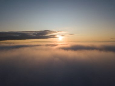 Turuncu güneş ışığında dramatik fırtına bulutları. Yaz akşamında gün batımı.