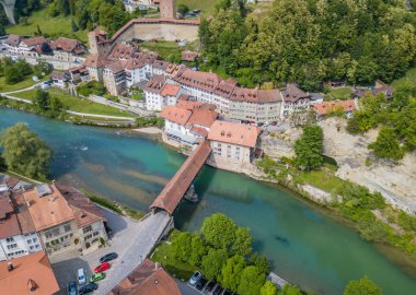 İsviçre 'deki eski ortaçağ şehri Fribourg' un havadan görünüşü