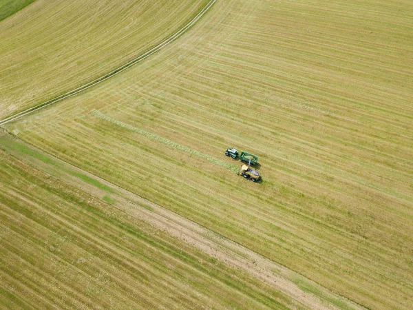 Widok Lotu Ptaka Traktor Kombajn Polu Rolniczym — Zdjęcie stockowe