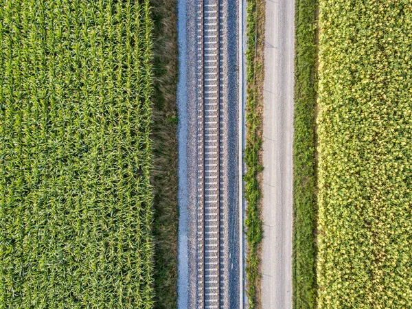 Çiftlik Arazisi Boyunca Düz Demiryolu Hattının Havadan Görünüşü — Stok fotoğraf