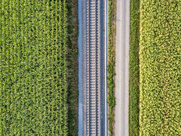 Flygfoto Över Raka Järnvägsspår Genom Jordbruksmark — Stockfoto