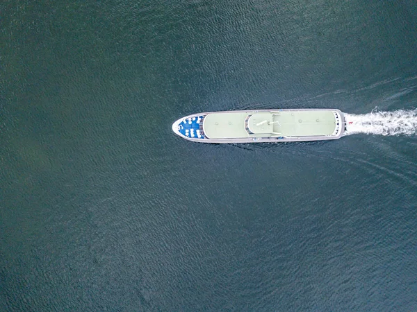 Vista Aérea Navio Ferry Passageiros Que Navega Lago Suíça — Fotografia de Stock