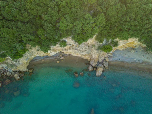 Suya yansıyan deniz manzarası