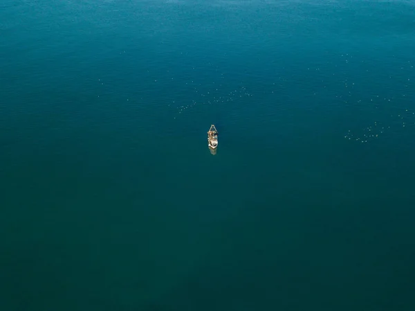 Vista Aérea Barco Pesca Ancorado Oceano Cena Pacífica Água Conceito — Fotografia de Stock