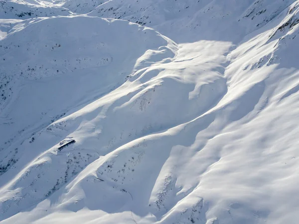 Dağlık Alanda Karla Kaplı Hava Manzarası Dağlar — Stok fotoğraf