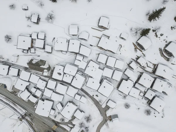 Flygfoto Över Snötäckta Hustak Bergsbyn Vintern — Stockfoto