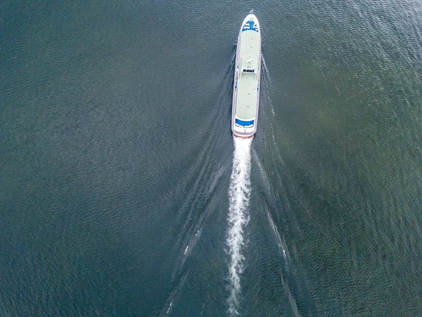 Luftaufnahme Einer Passagierfähre Auf Einem See Der Schweiz — Stockfoto