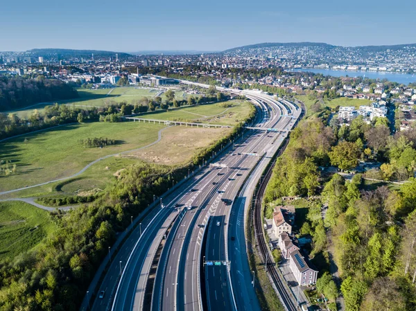 Повітряний Вид Дикої Природи Перетинає Автостраду Швейцарії — стокове фото