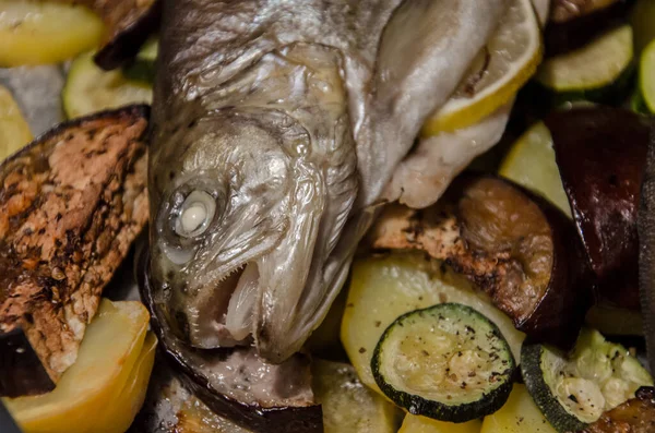 Gebakken Forel Met Citroen Bed Van Aardappelen — Stockfoto