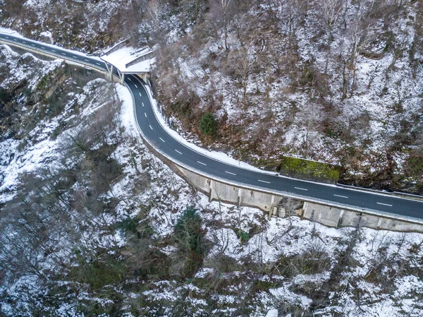 Вид Воздуха Извилистую Дорогу Через Снежный Ландшафт Швейцарской Горе — стоковое фото