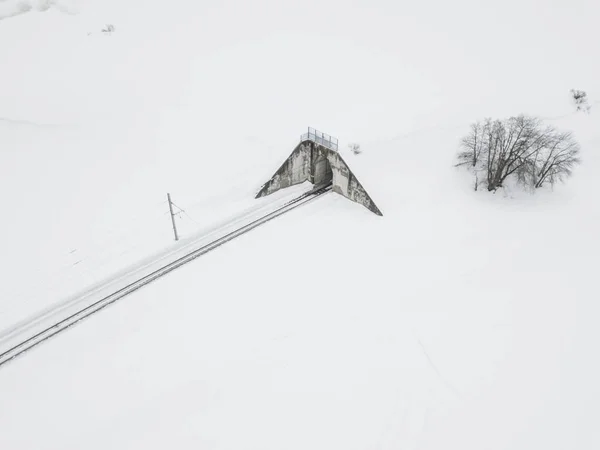 Vista Aérea Trem Frente Túnel Paisagem Inverno Com Neve Nas — Fotografia de Stock