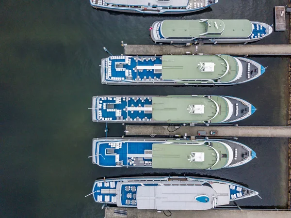 Limandaki Yolcu Feribotunun Hava Görüntüsü Niş Yapan Gemiler — Stok fotoğraf