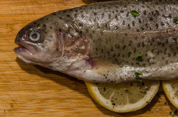 Regenbogenforellenfische Auf Holztisch Zum Kochen Bereit — Stockfoto