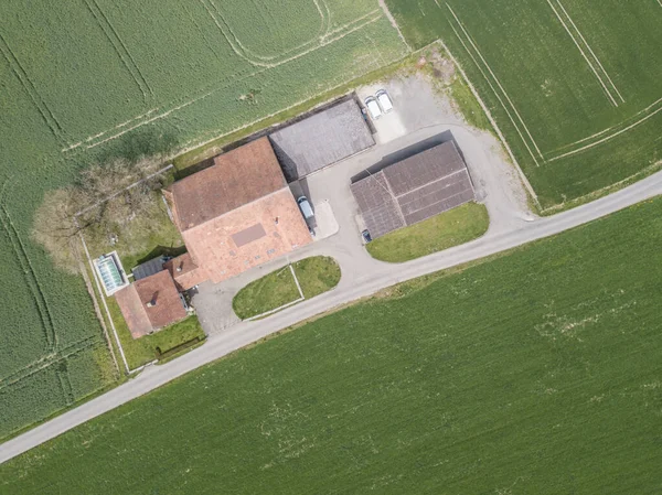 田園風景の遠隔地における農家の空中ビュー — ストック写真