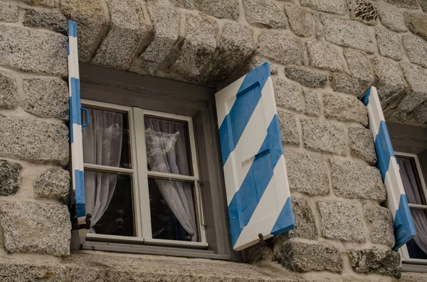 Open Vensterluiken Stenen Muur — Stockfoto