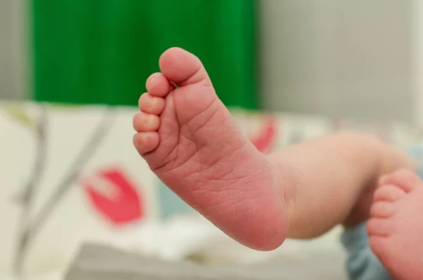 Avvicinamento Dei Piedi Nudi Del Neonato — Foto Stock