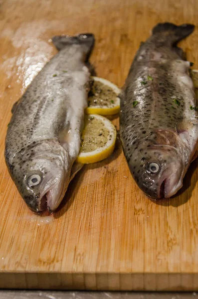 Regenbogenforellenfische Auf Holztisch Zum Kochen Bereit — Stockfoto