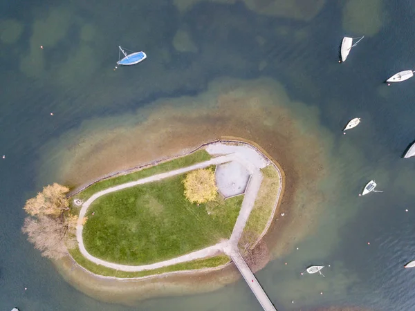 Vista Aérea Pequena Ilha Perto Costa Lago Suíça — Fotografia de Stock