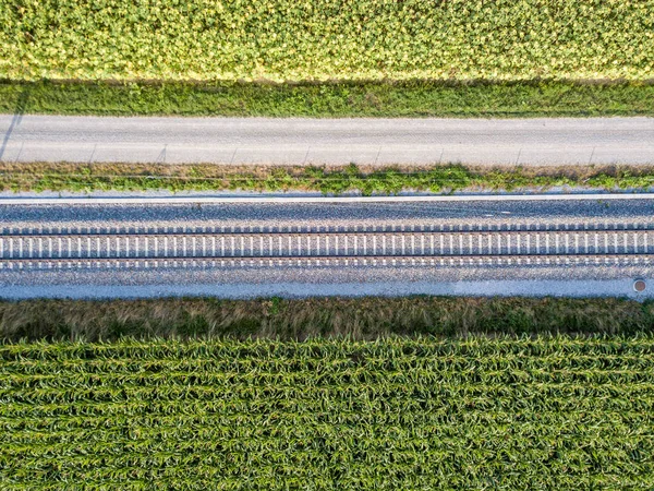 農地を通る直線線路の空中風景 — ストック写真