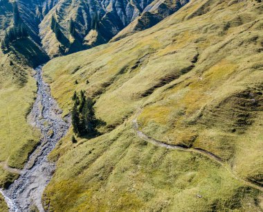 İsviçre dağlarındaki şelalenin havadan görünüşü