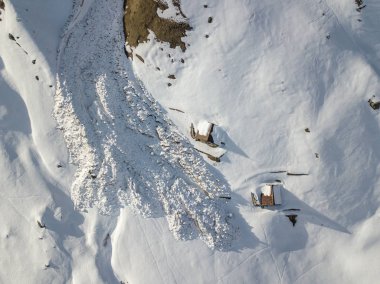 Dağ yamacındaki kar çığ görüntüsü.