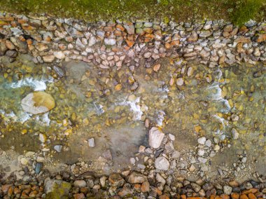Kayaların arasından akan nehrin havadan görünüşü, yakınlaş.